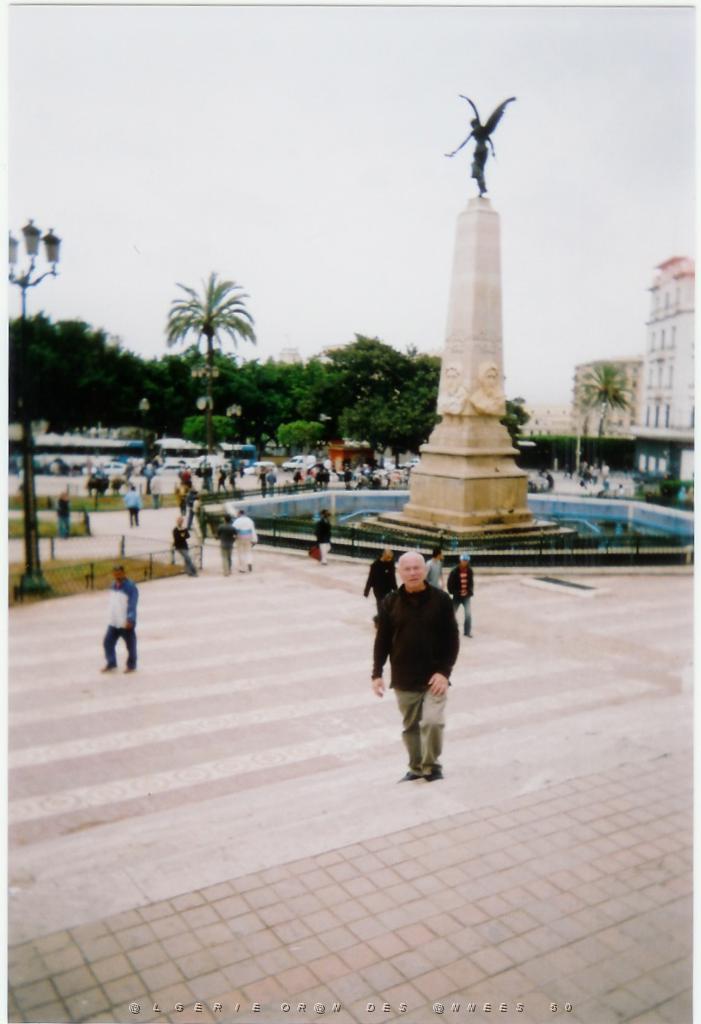 VOYAGE DU 22 29 04 2006 700 la ville place d armes 2.jpg